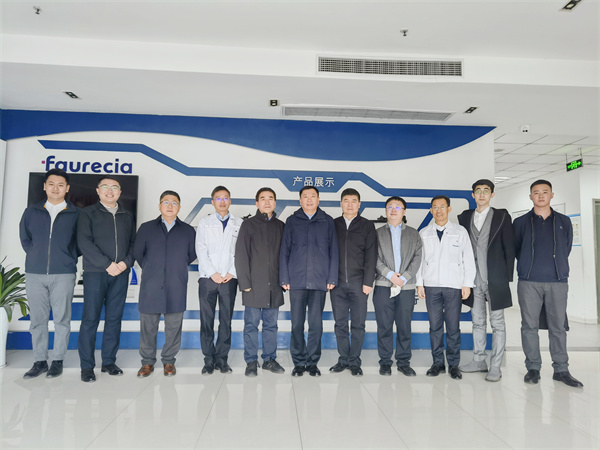 旭阳集团董事长许明哲随长春市政府党组成员、汽开区党工委书记王海英一行赴江苏二市考察对接